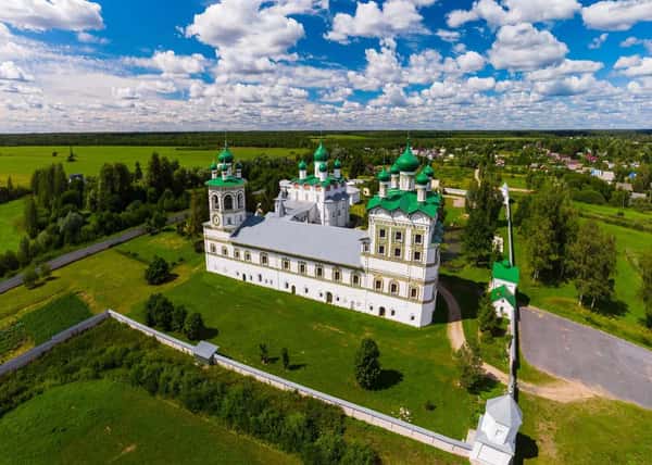 Путешествие вдоль реки Волхов. Летние праздники в Великом Новгороде и Пскове
