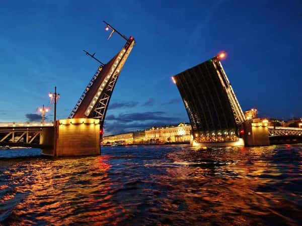 Прогулка на катере на развод мостов