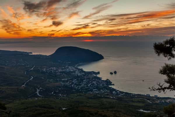 Встреча рассвета в горах над Ялтой из Алупки