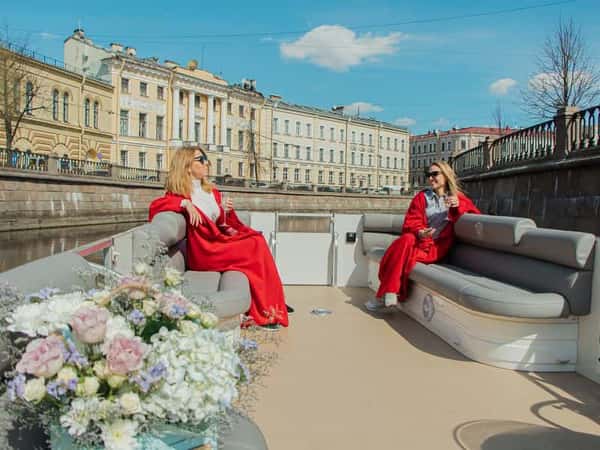 На индивидуальном катере - по каналам Петербурга