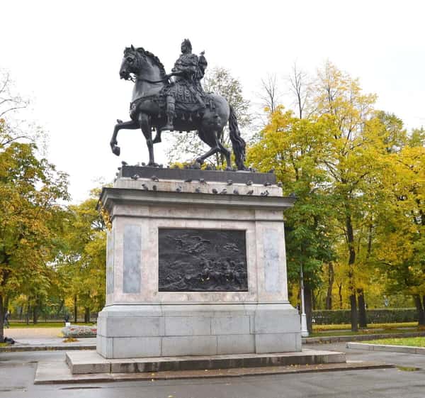 Памятник петру 1 у михайловского замка в санкт петербурге фото