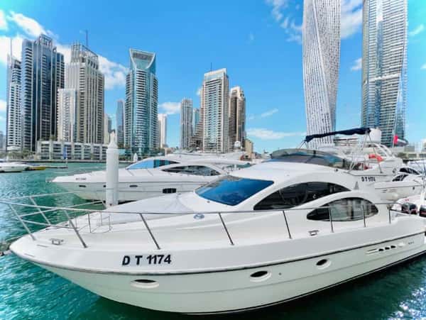 Прогулка на VIP-яхте по Дубаю - с купанием или рыбалкой