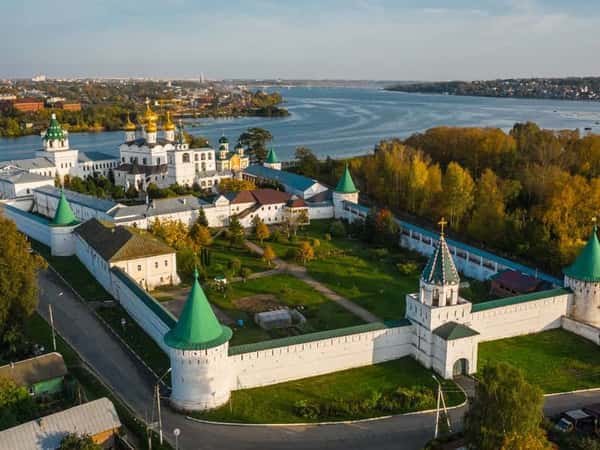 По Костроме на автомобиле и пешком