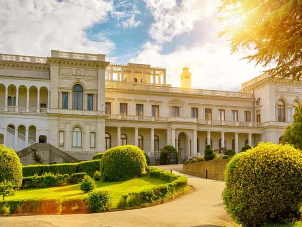 Автобусная экскурсия в Ялту, Ливадию и Никитский сад