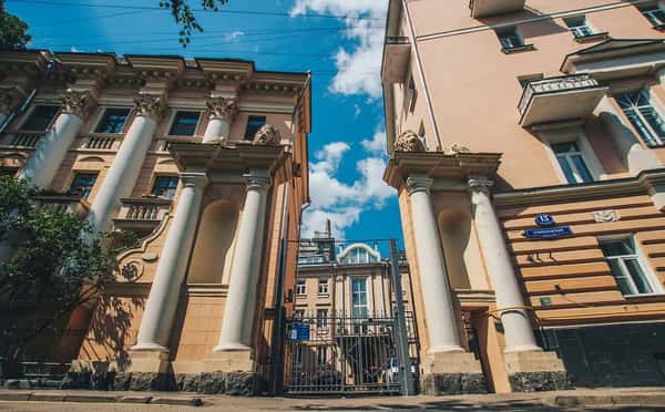 В гости к Людмиле Гурченко по переулкам Патриаршей слободы