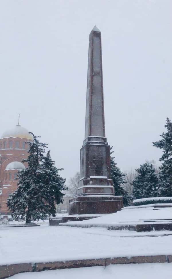 Зима волгоград 2024. Вечный огонь на площади павших борцов Волгоград. Храм в Волгограде на площади павших борцов. Волгоград зимой. Сталинградская площадь.