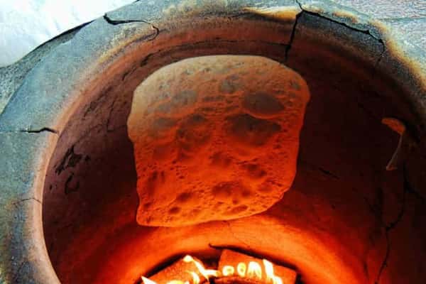 Храм Гарни и монастырь Гегард с выпечкой армянского хлеба (обед включён)