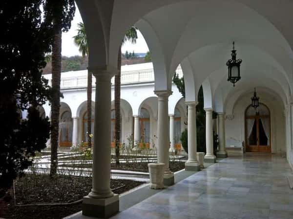 Автобусная экскурсия в Ялту, Ливадию и Никитский сад