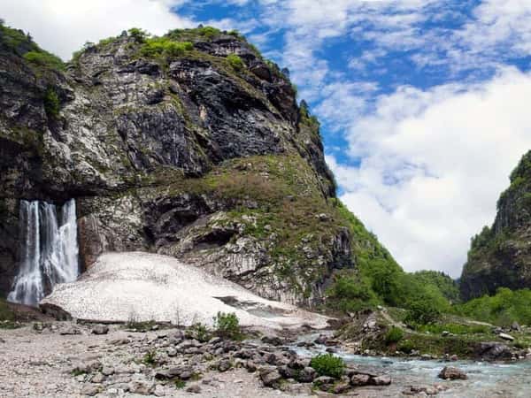 На внедорожниках - к красавице-Рице и великану Гегскому водопаду