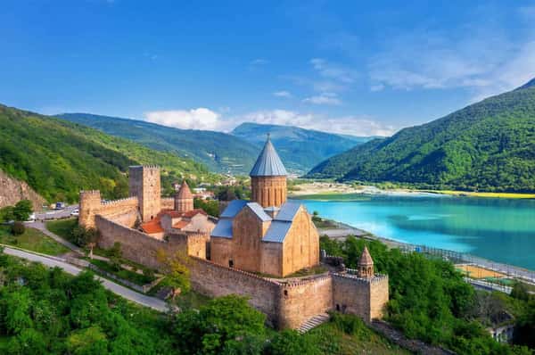 Казбеги - приключение в облаках: вершины, крепости и кавказская магия