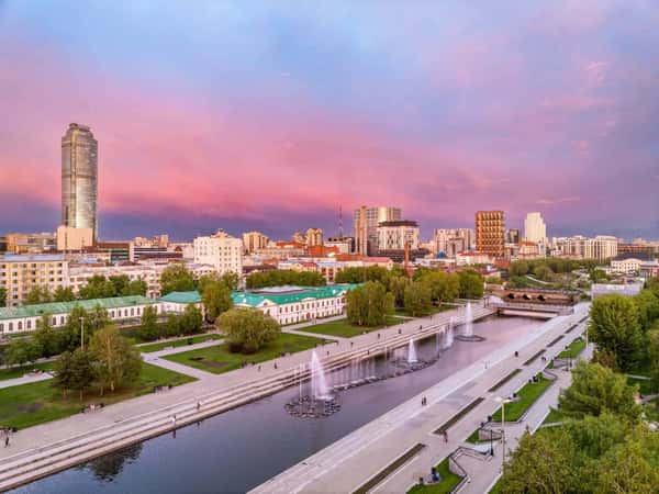 Екатеринбург - от заводского поселения до современного мегаполиса
