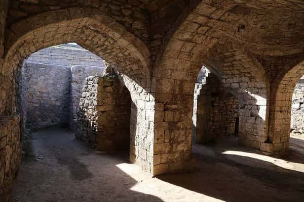 Исторический Дербент и экраноплан «Лунь»
