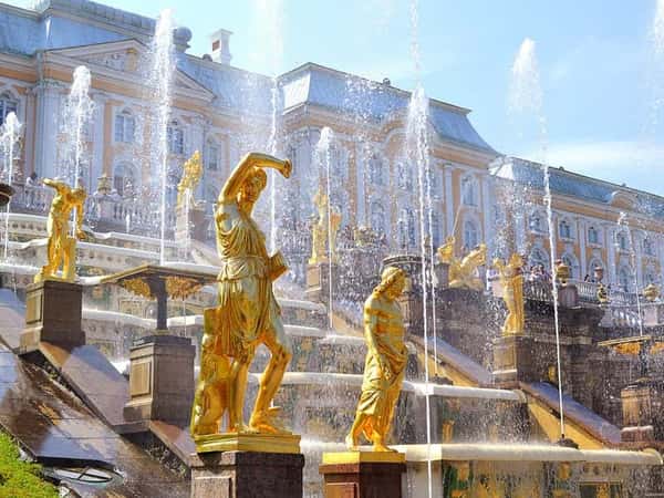 Петергоф на весь день: фонтаны и Большой Императорский дворец