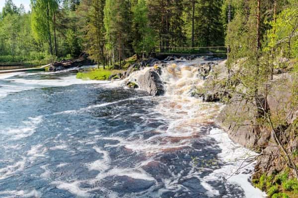 Карельское разнообразие: водопады, потухший вулкан, «Рускеала» и весёлая деревня Киндасово