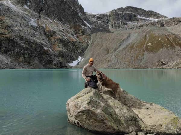 Если с другом вышел в путь: треккинги в Архызе в компании маламута