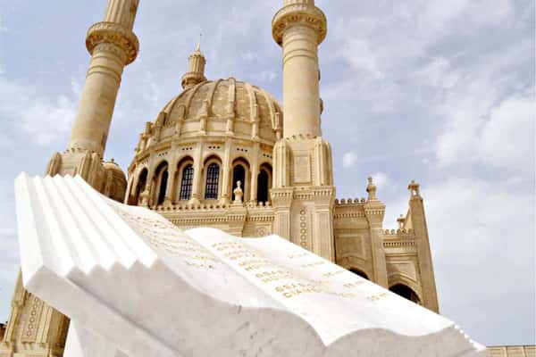 Сказочная гора Бешбармаг, Розовые горы, Розовое озеро и современный Баку