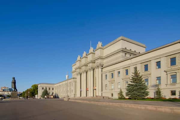 Между трёх площадей по старой Самаре
