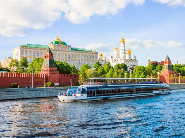 Прогулка на панорамном теплоходе «Ривер Палас» по центру Москвы с обедом или ужином
