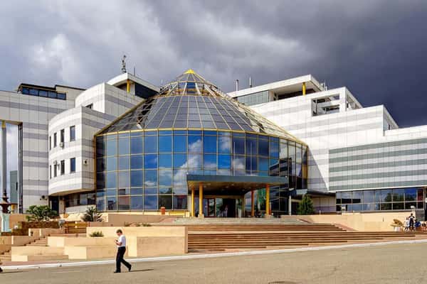 Средь тюльпанов и ковылей, дочь калмыцких степей