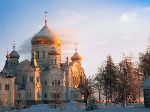 4в1: рассвет в Белогорском монастыре, Кунгурская пещера, скала Ермак и колокольня