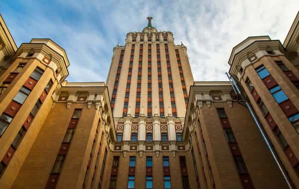 На шпиль Сталинской высотки "Москва на ладони"