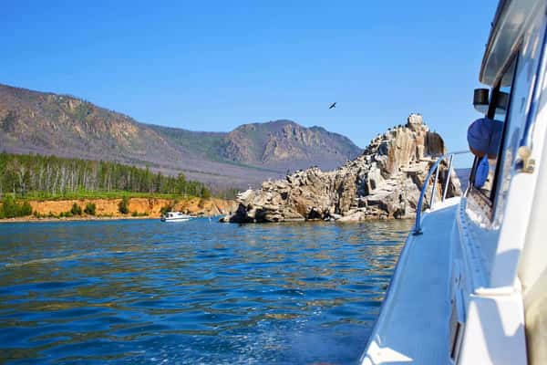 Богатство Байкала: рыбалка на реках и в диких местах на озере с катера