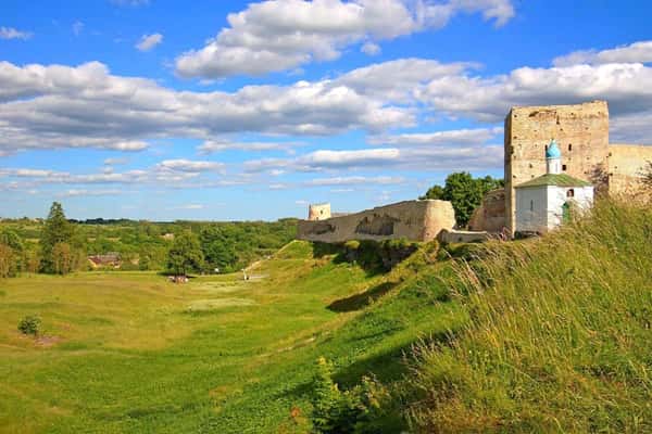 Семейная экскурсия «Средневековые крепости и современные страусы»