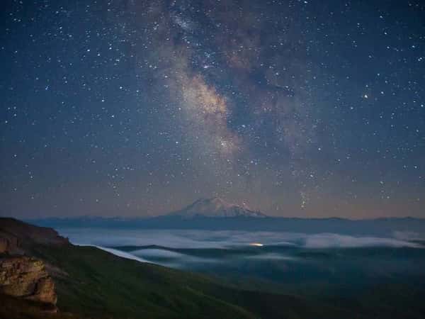 Звездная ночь в объятиях Кавказа
