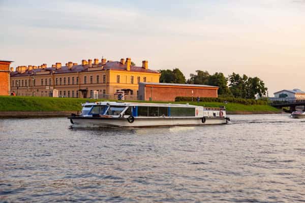 Салют Победы и живая музыка на теплоходе «Фестиваль» с пр. «Кунсткамера»