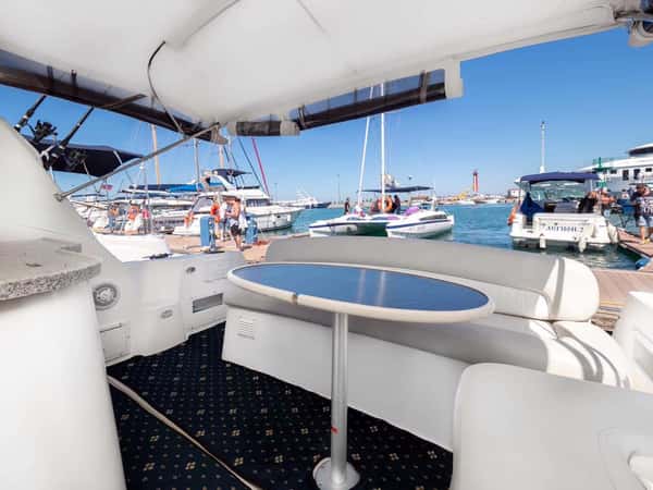 Аренда белоснежной яхты экстра-класса Rinker fiesta 342 в центральном Сочи