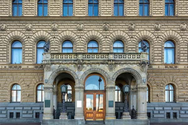 Узнать историю дворцов и замков