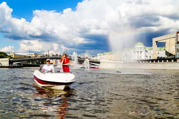 Прогулка на катере без капитана по Москве-реке