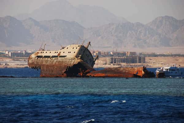 Морская прогулка на яхте к затонувшему кораблю - остров Тиран