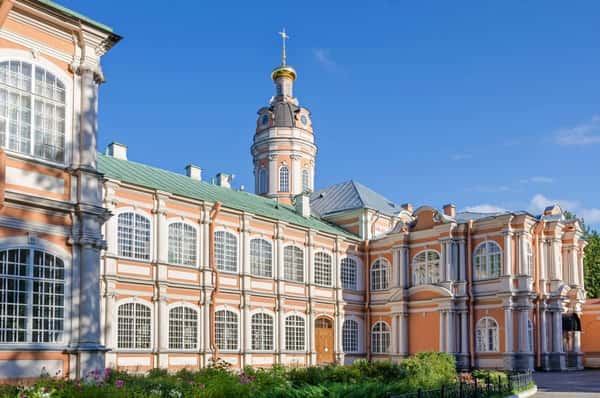 По православным храмам Петербурга на комфортабельном автомобиле