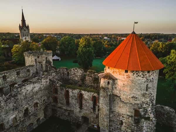 Замки и парки - в Цесис из Риги