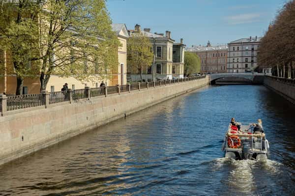 По рекам утреннего Петербурга - на катере и в мини-группе