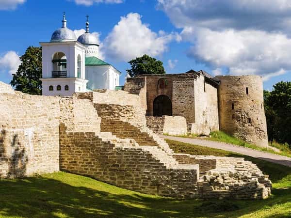 Автобусная экскурсия из Пскова в Изборск и Печоры