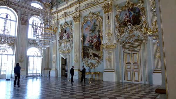 Внутри дворца