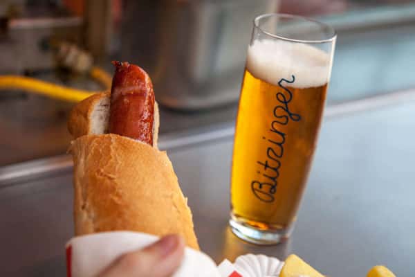 Венская сосиска и бокал австрийского пива