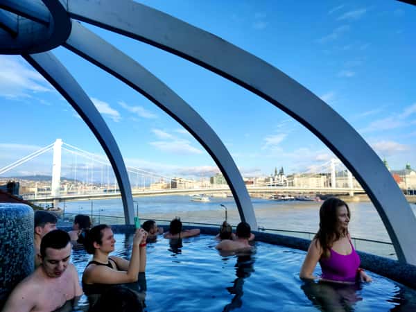 Очень много развлечений, на фото купальни Рудаш