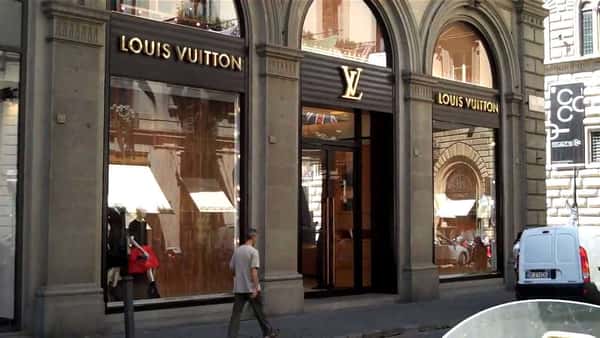 Брендовые магазины вокруг площади Пьяцца-делла-Репубблика, Флоренции, Италия