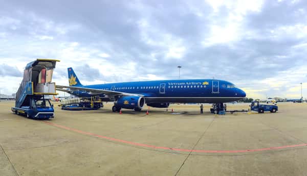 Самолёт Vietnam Airlines (Вьетнамских авиалиний) в аэропорту Нячанга