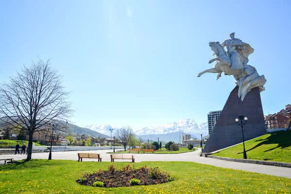 Памятник Иссе Плиеву