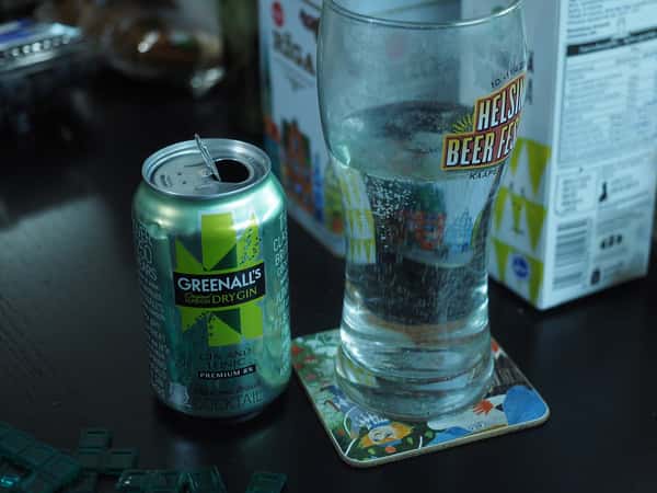 Банка готового к употреблению лондонского сухого джина