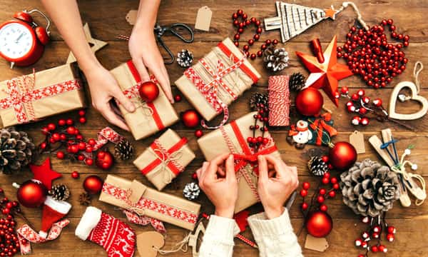 В сочельник семьи дарят друг другу подарками, едят праздничные блюда и поют рождественские песни