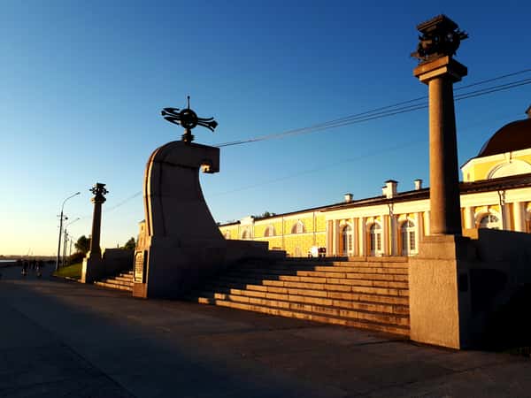 Стела "Мыс "Пур-Наволок"