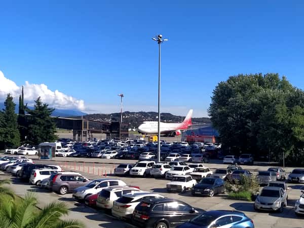 Территория аэропорта оборудована несколькими парковками