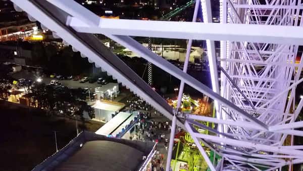 Колесо обозрения в Луна-парке Палиатсо