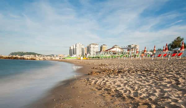 Пляж в городке Риччоне, регион Эмилия-Романья