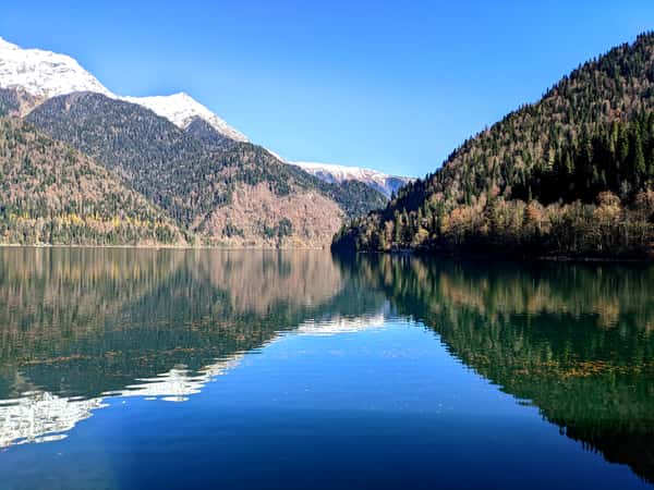 Полюбуйтесь красивейшим озером Рица